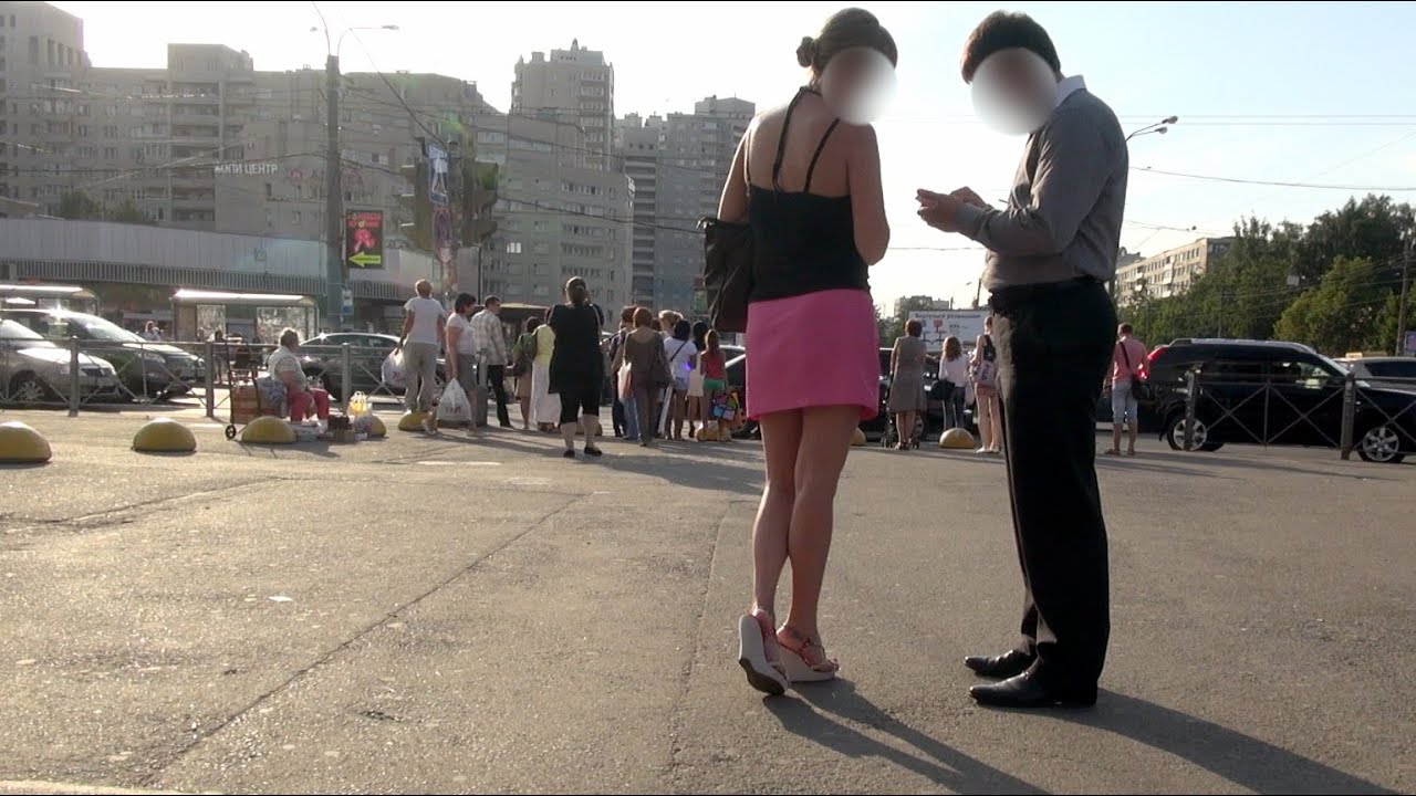 Пикапер соблазнил русскую девушку во время прогулки на улице