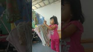 Anak Cantik Jemur Pakaian