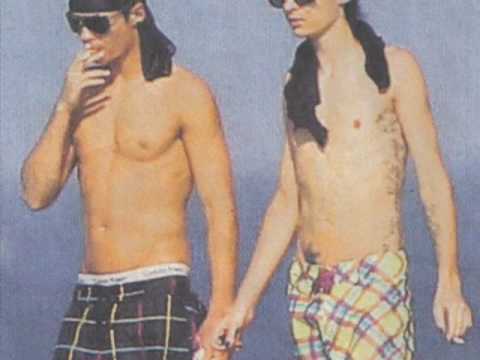 bill kaulitz shirtless. Topless Bill Kaulitz and Tom Kaulitz pictures from Maldives vacation holiday 2010. Shirtless sexy HQ pictures of the boys having fun water skiing, smoking,