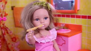 Sara doll👩🌾 reina dolls play funny😜 jokes in the dollhouse bathroom #1