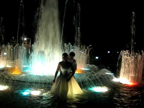 Wedding dress photo shoot in city fountain