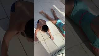 Manu E Lorenzo Brincando De Escorregar Na Área Molhada - 2021
