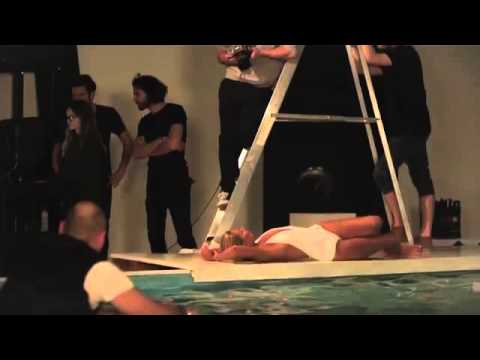 Kate Moss stript in Fotoshoot voor St. Tropez