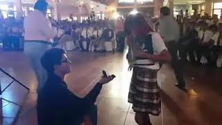 Hombre Mayor Pide Matrimonio A Jovencita De Secundaria