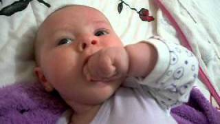 Isabella Chupando Dedo