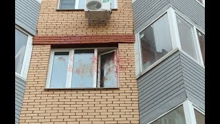 Видео В Уфе парень упал из окна на машину и окровавленный бегал по двору на улице Дуванский бульвар от In your brain now, Дуванский бульвар, Уфа, Россия