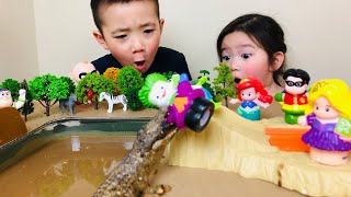 Alligator Mud Pit Pretend Play for Kids | Famous Charactor Toys Slide Down Hot Wheels Tracks