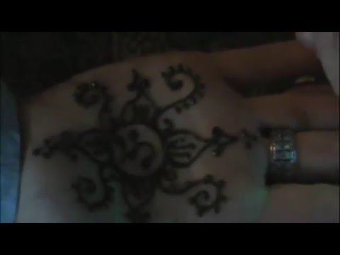this isn't happiness: Tattoo You, Damara Kaminecki Henna Happiness, Body adornment Today. This is a henna drawing done by Long
