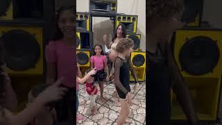 Grávida Dançando De Salto Alto