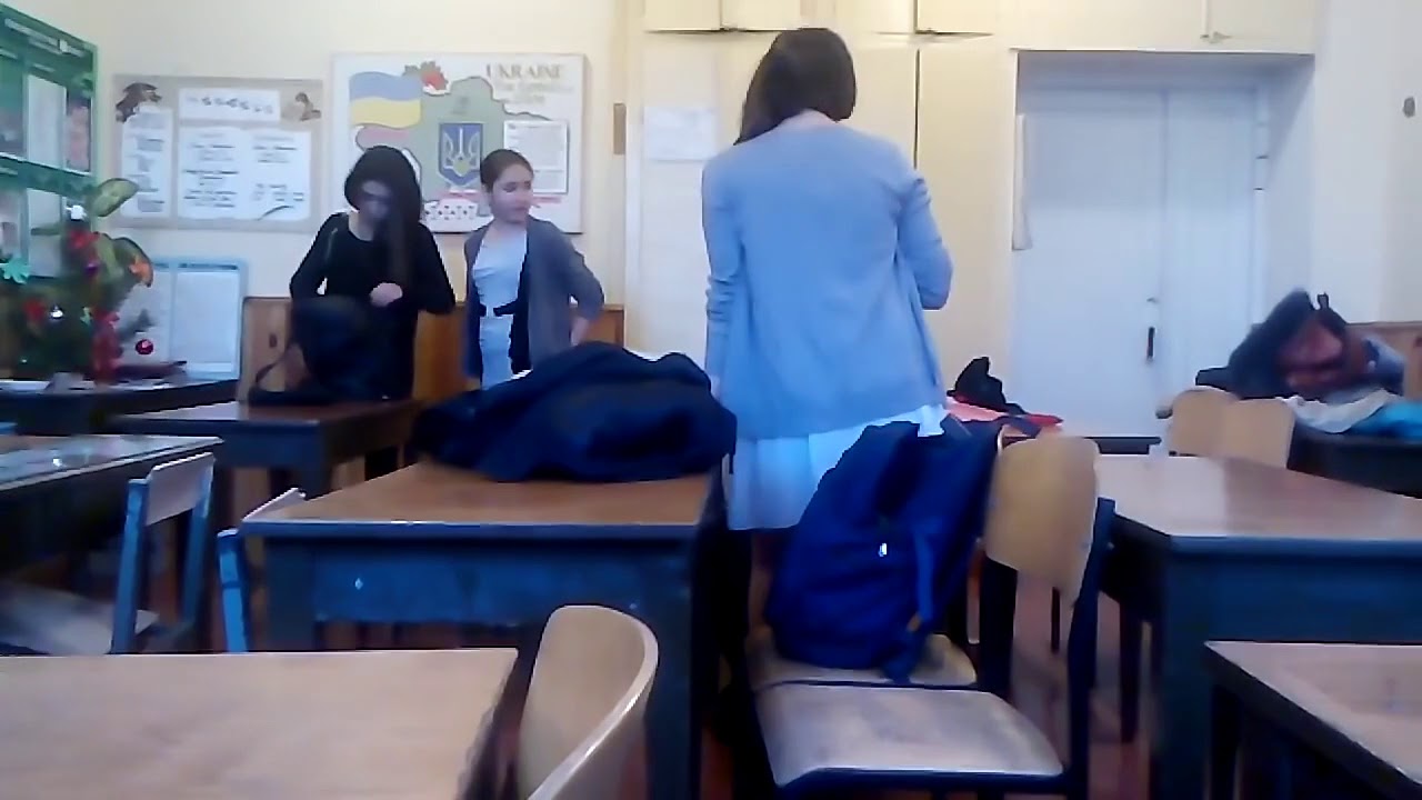 Женщина показывает пизду в классе