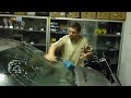 Como remover respingos de tinta da pintura do carro usando massa de vidraceiro (