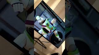 Buzz Lightyear Herkese Spor Yatırmaya Çalışıyor