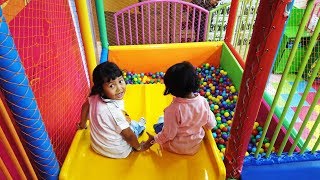 Bermain Perosotan, Balon Lucu Dan Mandi Bola - Indoor Playground For Kids