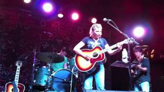 Watch Terri Hendrix Moon On The Water video