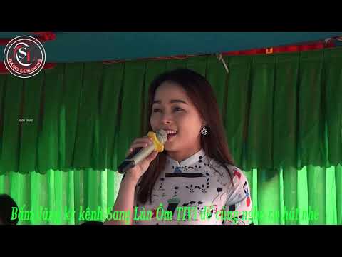 Áo dài thướt tha mà hát nhạc này thì ai chịu nổi ẻm đây hả bà con.