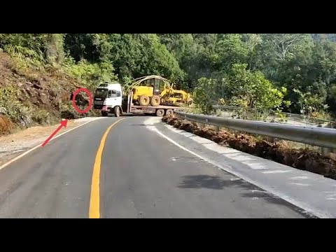 Tronton Scania Muatan Grader Lewat Tanjakan Extrim Perbatasan Sulawesi Selatan & Sulawesi Tenggara