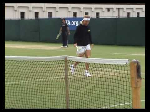 Svetlana クズネツォワ practicing football in Eastbourne 2008