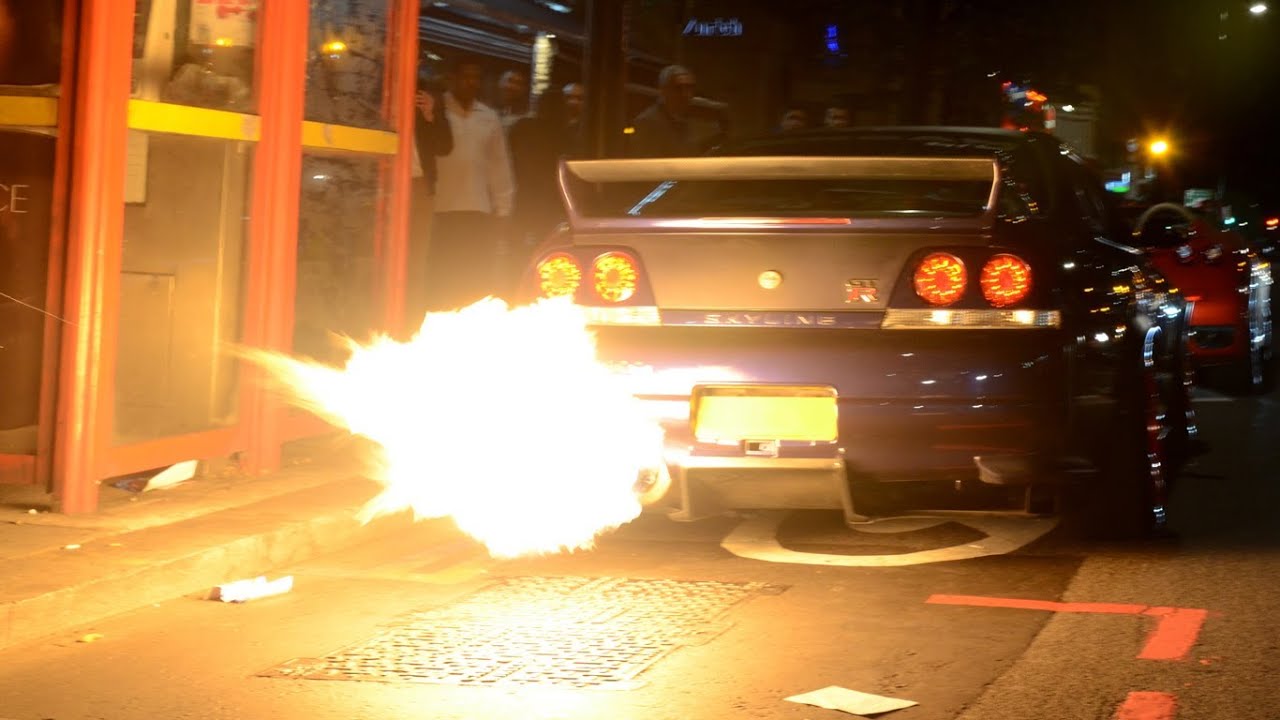 FLAMING Nissan Skyline GTR in central London! - YouTube