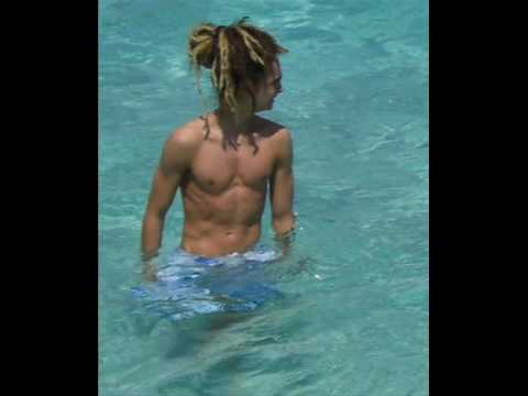 Bill Kaulitz pics with dreadlocks in beach and his new tattoo