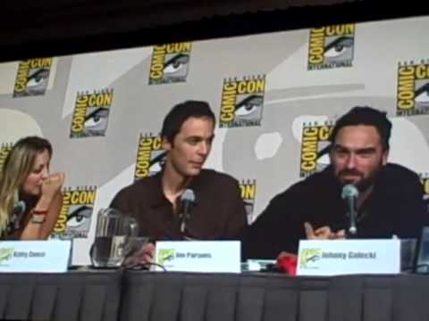 Jim Parsons reprises Sheldon's creepy smile at The Big Bang Theory panel