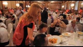 Il Pranzo Organizzato Per I Senzatetto Dai City Angels. Michela Vittoria Brambilla Serve Ai Tavoli
