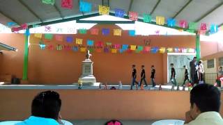 Gael bailando el día del padre