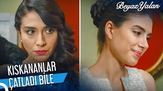 Bazıları Elbiseyi Güzel Taşır Beyaz Yalan