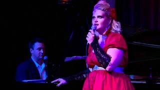 Jenny Wynter performs "Land Down Under" auf Deutsch