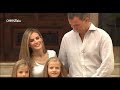 Los Reyes posan, junto a sus hijas, en el Palacio de Marivent