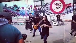 Sama sisi feat farah nunut. Bawain lagu dari Young lex NYESELKAN