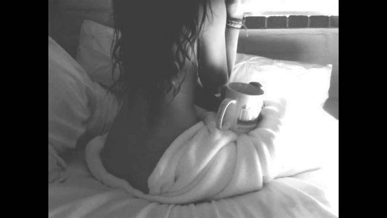 Девушка утром спокойно пьет кофе пока на кухню не заходит ее жених
