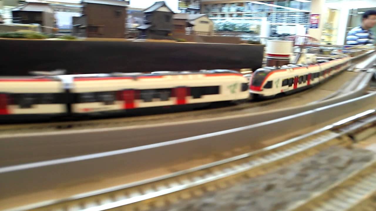 stadler flirt motorvonat A felújított kápolnásnyéki vasútállomáson mutatta meg ma először a nyilvánosságnak a nemzeti fejlesztési minisztérium, a máv-start és a stadler a nemrég magyarországra megérkezett két flirt egyikét. stadler flirt motorvonat A felújított kápolnásnyéki vasútállomáson mutatta meg ma először a nyilvánosságnak a nemzeti fejlesztési minisztérium, a máv-start és a stadler a nemrég magyarországra megérkezett két flirt egyikét.
