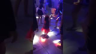 Menina de 3 anos dançando funk em festa de 15 anos