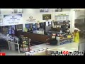 Donna entra NUDA in un supermercato!