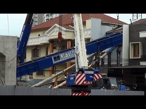 LRT | Tiang Konstruksi Roboh Menimpa Rumah Warga Di Kelapa Gading