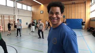 Pekiti-Tirsia Kali - Tuhon Dipita zeigt grundlegende Schlagkombinationen