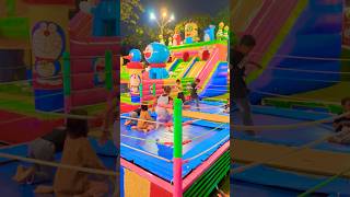 Lompat Mantul Ceria Di Trampolin Biru Samping Istana Balon