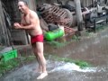 Bañandose bajo la lluvia