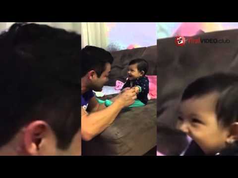 BEBE ASUSTA A SU PADRE CUANDO LE INTENTA CORTAR LAS UÑAS BEBE ASUSTA A SU PADRE CUANDO LE INTENTA CORTAR LAS UÑAS