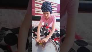 Köylü Kızı Gibiyim Hale Bak Başda Yazma Altta Şalvar