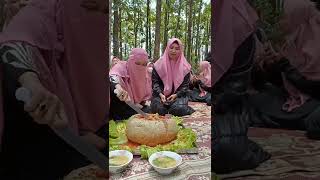 Wanita Cadar Membelah Bakso Gede