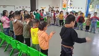 Lớp Bé Gia Linh Học Tiếng Anh Theo Nhạc