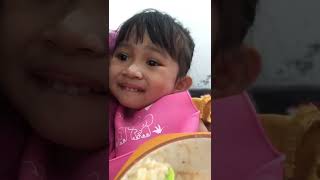 Mama Dan Youra Makan Sambil Duduk Santai Di Ruang Tamu
