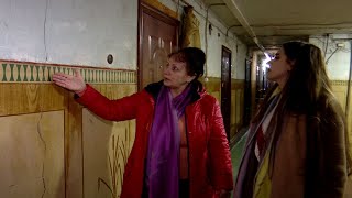 Видео Трещины в стене и неприятный запах: жители дома в Рассказове жалуются на ужасные условия проживания от Новый век, Кожевенная улица, Энгельс, Россия