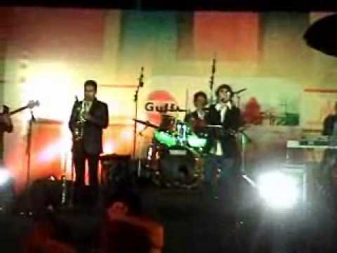 jjhoom performing Teri diwaniDildara and red red wine at Gulf...