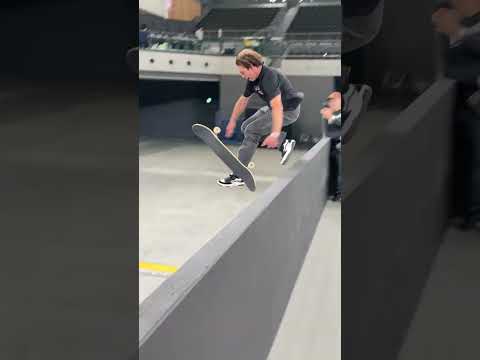 Survival! Alex Midler at SLS Tokyo practice 😮