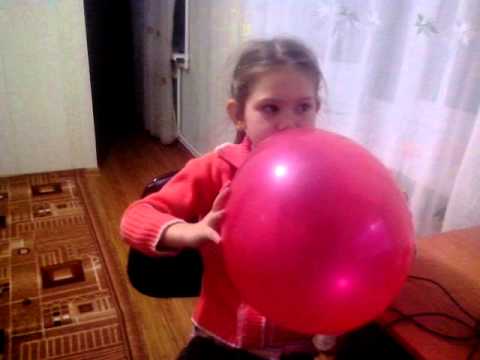Латиноамериканка Talia надувает воздушный шарик 