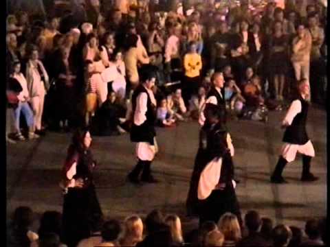 Sardegna Santa Teresa Gallura ballo folk in piazza
