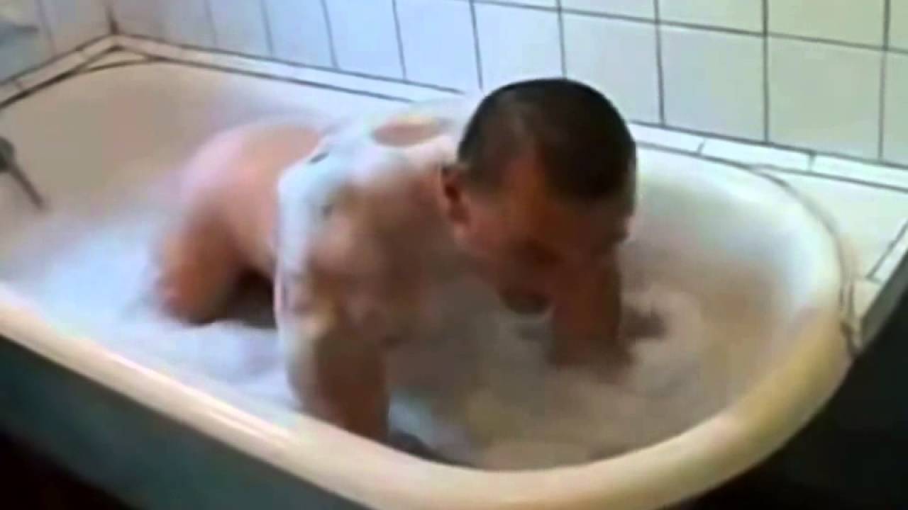 Толстая мамка отдалась своему сыну в ванной
