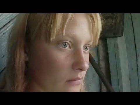 ДЕВОЧКА-БОМЖИХА НА СВАЛКЕ ДЕВОЧКА-БОМЖИХА НА СВАЛКЕ